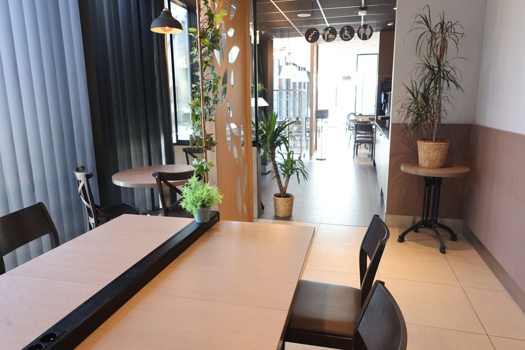 Tables partagées avec prises électriques intégrées