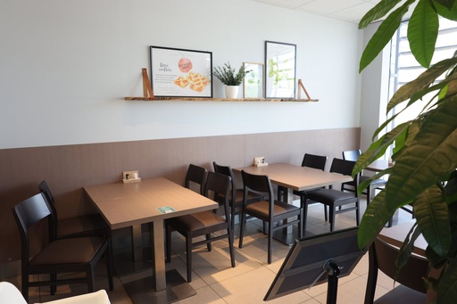Des tables au calme le long du mur