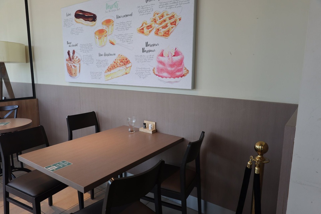 Des tables pour les groupes dans le restaurant