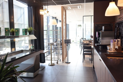 Le restaurant : buffet et bar à café