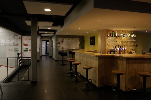 Le bar du club-house, à côté des courts de squash
