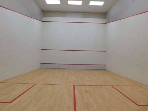 Un court de squash au Castle Club