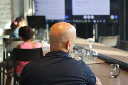 Les participants suivent la présentation sur grand écran